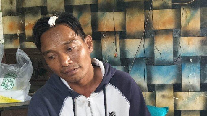 Agus Triono, pegawai pompa mini di Semarang, terluka akibat dibacok saat melawan preman yang sering memalak pedagang di wilayah Pedurungan.