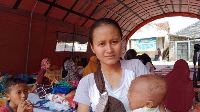 Dian Haerani (25) saat diwawancara Tribun Jabar.id, di tenda pengungsian Kampung Babakan Hurip, Kelurahan Kota Kaler, Kecamatan Sumedang Utara, Senin (1/1/2024).