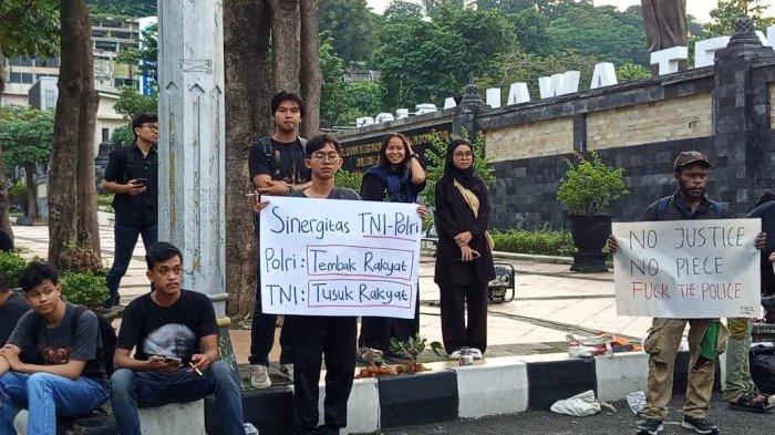 Aksi Kamisan Semarang di depan Mapolda Jateng, Kota Semarang, Kota Semarang, Kamis (16/1/2025) sore. Mereka sudah tujuh kali dalam dua bulan terakhir melakukan orasi di tempat tersebut sehingga disebut membuat gerah kepolisian yang berujung pada upaya lobi agar memindahkan aksi ke depan kantor Gubernur Jawa Tengah.