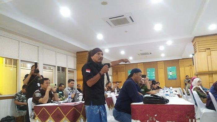 Aksi Koordinator LINGKAR Bambang Zakariya atau Bang Jack saat melakukan orasi di rapat kerja Komisi II DPR RI di Kantor BPN Jawa Tengah, Kota Semarang, Jumat (29/9/2023).