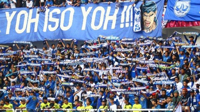 Aksi Panser Biru saat dukung PSIS dalam laga perdana BRI Liga 1 2022/2023 menghadapi Rans Nusantara FC di Stadion Jatidiri Semarang (23/7/2022) -