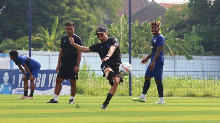Aksi Pelatih PSIS Semarang Gilbert Agius mencoba menendang bola dalam sesi latihan bebas tim di Lapangan Wisesa Mranggen Demak, Kamis (7/12/2023) kemarin. Latihan tersebut juga jadi persiapan terakhir sebelum berangkat ke Samarinda menghadapi Borneo FC.