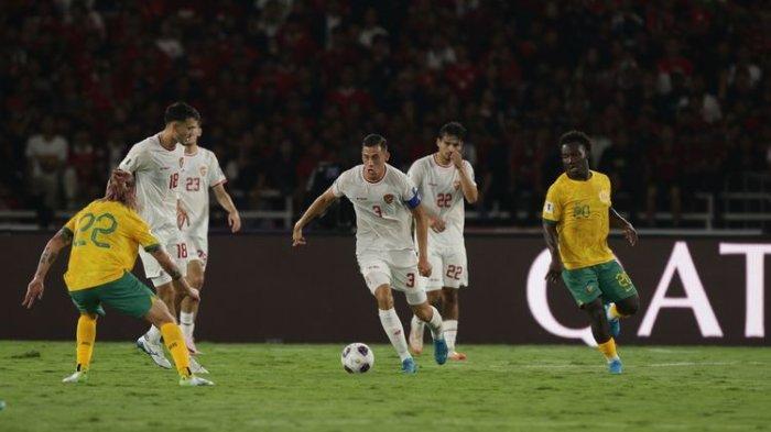 Aksi bek Timnas Indonesia, Jay Idzes, dalam laga putaran ketiga Kualifikasi Piala Dunia 2026 kontra Australia di Stadion Gelora Bung Karno, Jakarta, pada Selasa (10/9/2024).