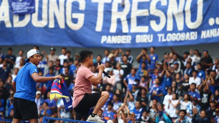 Aksi dua dirigen Panser Biru, Ferry Opel dan Jefri Agus Ridwan saat memandu para suporter Panser Biru di sisi tribun selatan Stadion Jatidiri saat pertandingan PSIS Semarang kontra PSS Sleman 3 Desember 2023. 
 