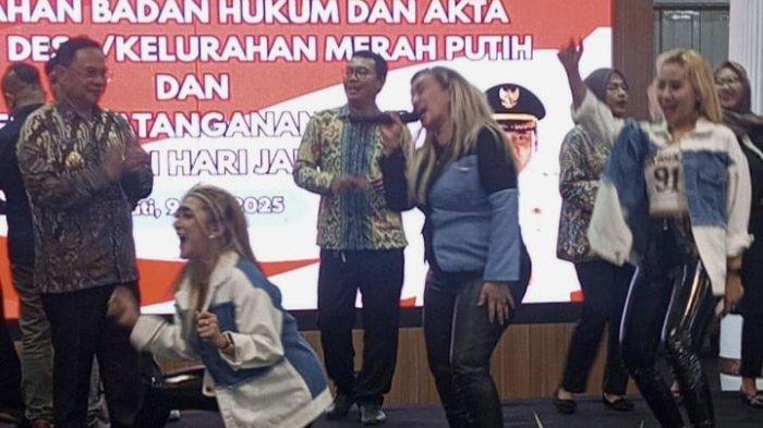 Aksi grup vokal dangdut 3 Srigala di Pendopo Kabupaten Pati, Senin (9/6/2025) malam. Video penampilan mereka viral dan memicu kritik publik terhadap Pemkab Pati.