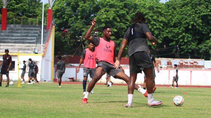 Aksi pemain PSIS Semarang Boubakary Diarra dalam latihan mengadang rekan setimnya Carlos Fortes saat sesi game di Lapangan Sidodadi Semarang, Selasa (16/1/2024).