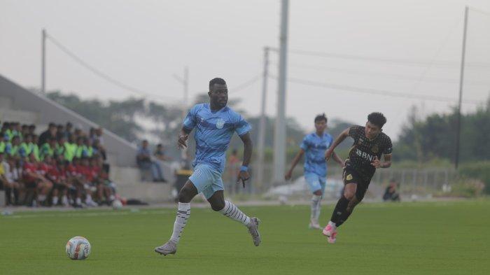 Aksi pemain PSIS Semarang Sudi Abdallah dalam laga uji coba melawan Bhayangkara FC di Lapangan Kick Off POJ Semarang, Sabtu (20/7/2024). Hasil akhir 3-1 untuk kemenangan tim Mahesa Jenar.