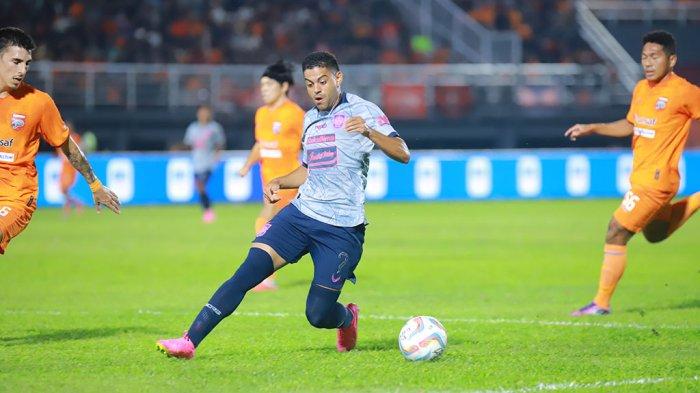 Aksi pemain PSIS Semarang Vitinho dalam laga kontra Borneo FC di bayangi pemain lawan Fajar Faturrahman.