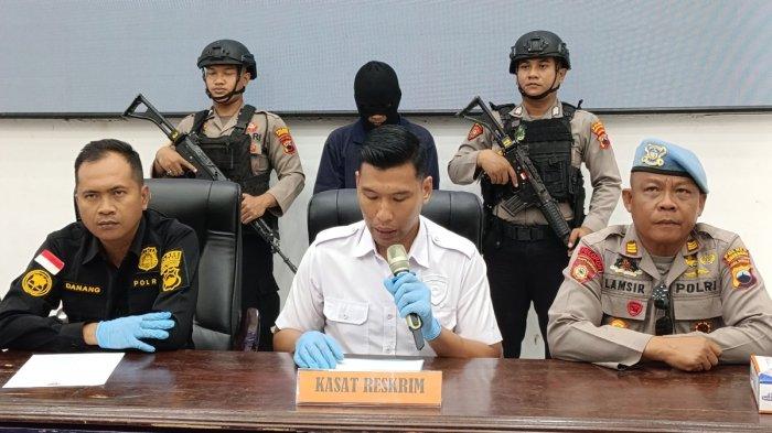 PENCURIAN DI SEKOLAH - Aksi pencurian disertai kekerasan terjadi di SD Negeri 2 Penawangan, Kecamatan Penawangan, Kabupaten Grobogan, Senin (14/4/2025) pukul 04.30. Seorang kepala sekolah, Budiyono menjadi korban penganiayaan saat hendak menggagalkan aksi pencurian yang dilakukan oleh pelaku berinisial VR (21).