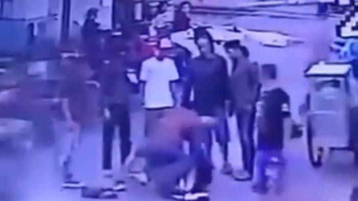Aksi pengeroyokan seorang pemuda oleh sekelompok orang di Cicalengka, Kabupaten Bandung, Jawa Barat. Aksi itu terekam CCTV dan videonya ramai di sosial media Instagram.