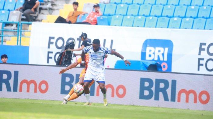 Aksi striker PSIS Semarang Evandro Brandao dalam laga pekan ke-13 BRI Liga 1 2024/2024 melawan Borneo FC.