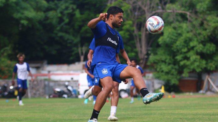 Aksi winger PSIS Semarang Vitinho saat menguasai bola dalam latihan di Lapangan Sidodadi Semarang, Rabu (10/1/2024).