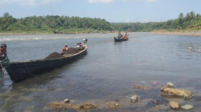 Aktifitas penambangan pasir tradisional, dan mesin sedot di Sungai Klawing di perbatasan Kabupaten Banyumas dan Purbalingga.