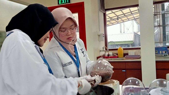 Aktivitas laboratorium ekstraksi minyak atsiri oleh mahasiswa Farmasi Unsoed peneliti keaslian bawang merah asal Brebes