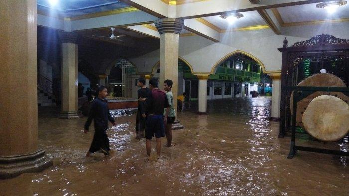 Masjid Al-ishlah, Kauman , Mangkang Kulon, Kecamatan Tugu, Kota Semarang tergenang banjir, Rabu (13/3/2024).