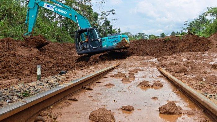 Alat berat tambahan yang dikerahkan mempercepat proses pembersihan longsoran yang menutup jalur kereta Karanggandul-Karangsari, Banyumas, Senin (4/12/2023).