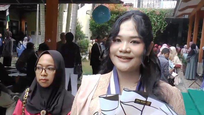 Alivia Rahma Azzahra siswi SMA Negeri 3 Purwokerto yang berhasil diterima di 12 Universitas ternama di dunia saat pelepasan sekolah, Rabu (29/5/2024).