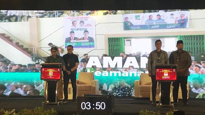 Paslon nomor urut 01 Nuruddin Amin - Mochammad Iqbal dan Paslon 02 Witiarso Utomo - Muhammad Ibnu Hajar saat mengikuti debat ketiga Pilkada Jepara 2024 yang digelar di Eat And Meet, Minggu (17/11/2024) malam.