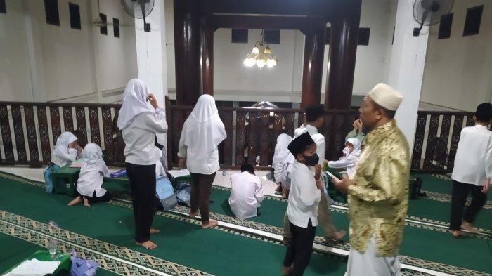 Anak-anak ikut terpapar gas air mata akibat adanya tindakan represif polisi ke massa aksi, Kota Semarang, Selasa (27/8/2024).