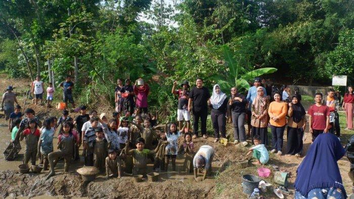 Anak-anak mengikuti acara tangkap lele di RT 3 RW 7  Kampung Tematik Ranting Pelangi, Wonolopo, Mijen, Kota Semarang, Sabtu (6/7/2024).