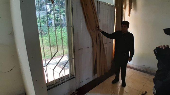 Anak pemilik rumah Ahmad menunjukan kondisi rumah yang menjadi lokasi para konten kreator horor untuk membuat konten. Pemilik rumah mengklaim para konten kreator tersebut memasuki rumah tanpa seizinnya, Kota Semarang, Selasa (30/7/2024). 