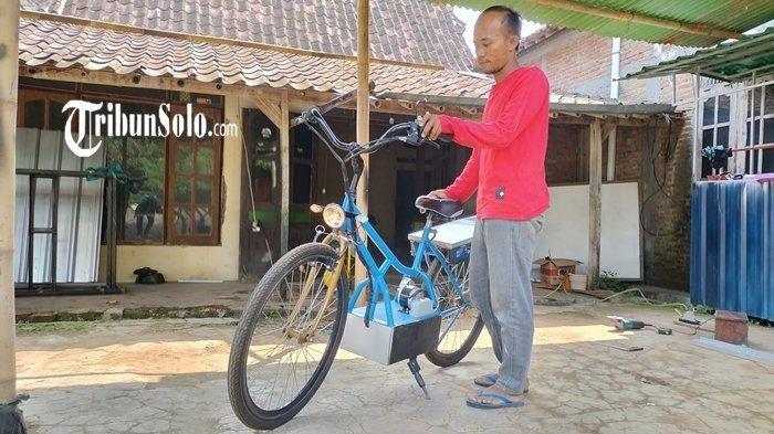 Andi Indriyawan Jajat Wibowo, warga Desa Karangpelem, Kecamatan Kedawung, Kabupaten Sragen memperlihatkan sepeda bertenaga surya rakitannya, Sabtu (18/5/2024).