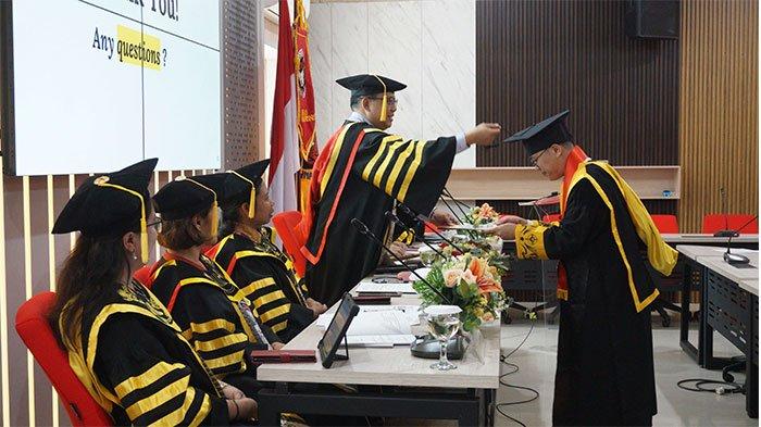 Andreas Kiky meraih meraih gelar doktornya pada gelaran Yudisium Doktor Manajemen FEB UKSW, Rabu (05-06-2024).