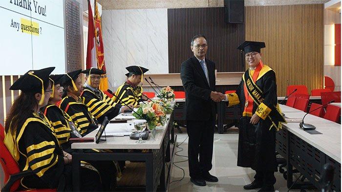 Andreas Kiky meraih meraih gelar doktornya pada gelaran Yudisium Doktor Manajemen FEB UKSW, Rabu (05-06-2024).