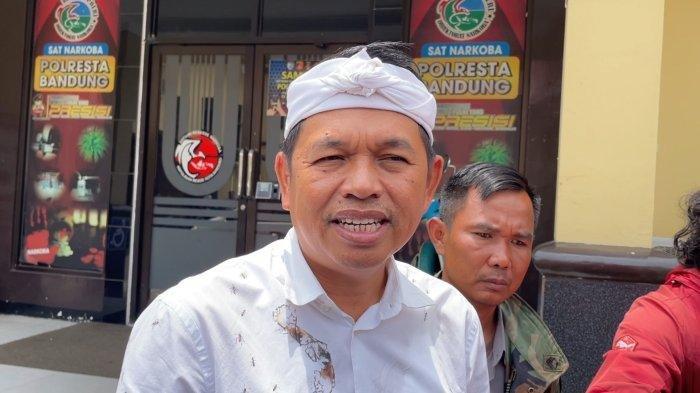 DEDI TAK GENTAR - Potret Dedi Mulyadi saat menjalani pemeriksaan di Mapolresta Bandung, Kamis (9/3/2022).