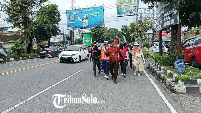 JALAN KAKI JAKARTA-BOYOLALI: Anggota DPR RI Didik Haryadi alias Didik Melon saat melakukan nazar berjalan kaki dari Jakarta dan tiba di Boyolali, Selasa (28/1/2025). Didik mengaku pernah mengalami masa sulit, di mana dahulu pernah 41 hari tidur di makam karena tak memiliki pekerjaan.