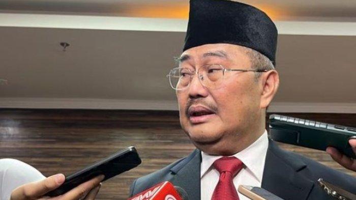 Anggota Majelis Kehormatan Mahkamah Konstitusi (MKMK), Jimly Asshiddiqie, setelah dilantik pada Selasa (24/10/2023).