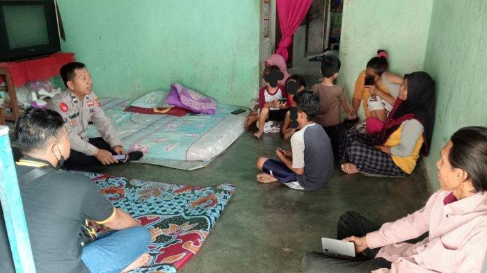 Anggota Polsek Sragi saat mendatangi rumah korban