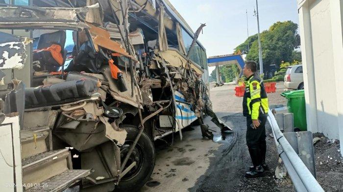 Anggota Satlantas Polrestabes Semarang saat melihat kondisi bus alami kecelakaan di jalan tol Semarang, Senin (1/4/2024). Dua orang tewas, lima luka-luka akibat kecelakaan ini.