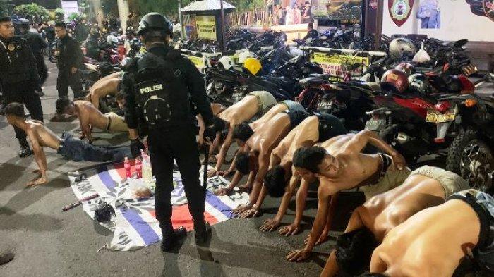 Anggota Tim Patroli Perintis Polrestabes Semarang saat mengamankan belasan anggota gangster yang konvoi meresahkan warga Kota Semarang, Minggu (31/3/2024) malam.
