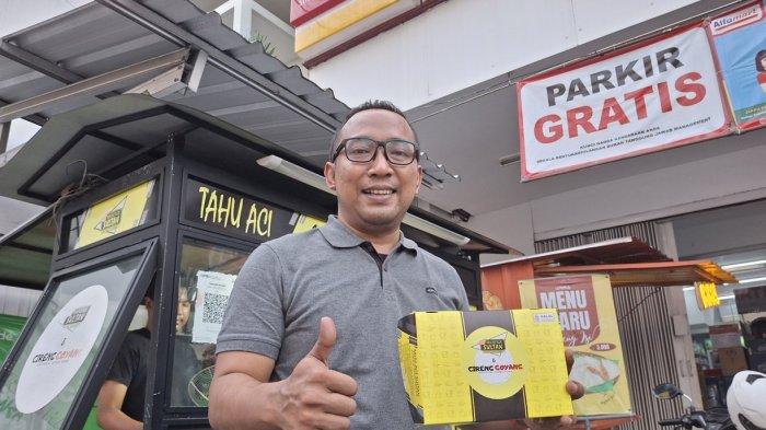 Anom Wicaksana (38), pemilik Tahu Aci Tegal Sultan menunjukkan tahu aci dagangannya di tenant Alfamart Singosari, Jumat (30/8/2024). 