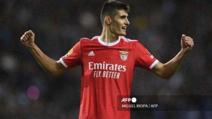 Bek Benfica, Antonio Silva.