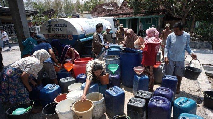 Antusias warga di sejumlah wilayah di kabupaten Rembang yang terdampak bencana kekeringan menerima penyaluran air bersih dari UPZ Baznas PT Semen Gresik dan BPBD Rembang.