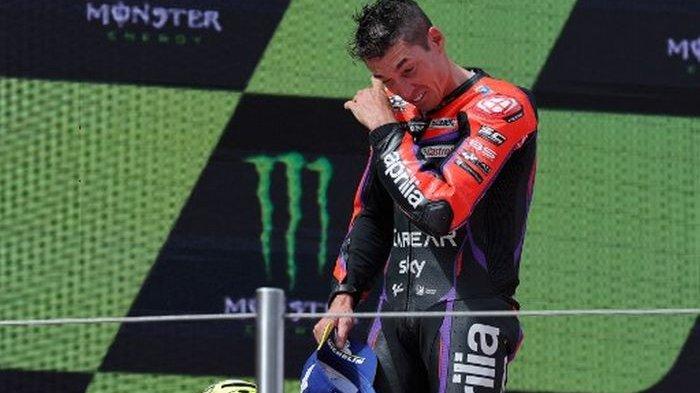 Aprilia Spanish rider Aleix Espargaro reacts on the podium after winning the MotoGP race of the Moto Grand Prix de Catalunya at the Circuit de Catalunya in Montmelo, on the outskirts of Barcelona, on September 3, 2023. (Photo by LLUIS GENE / AFP)