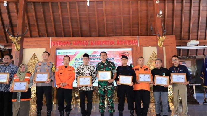 Area Manager Communication, Relations & CSR RU IV, Cecep Supriyatna foto bersama dengan Kepala Kantor Pencarian dan Pertolongan Cilacap, Adah Sudiarsa, Pj. Bupati Banyumas, Hanung Cahyo Saputro dan para pejabat setempat dalam acara penghargaan dari Badan Nasional Pencarian dan Pertolongan (Basarnas), Selasa (19/3/2024)