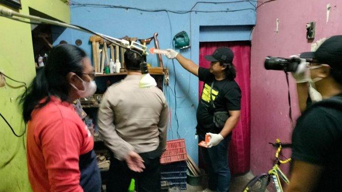 Olah TKP kasus istri tewas dihajar suami di Semarang.