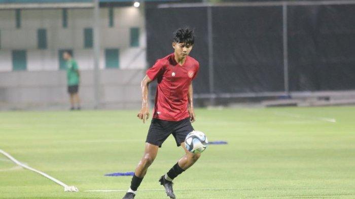Pemain timnas U-17 Indonesia, Arkhan Kaka Putra Purwanto, saat berlatih di Lapangan A Kompleks Stadion Gelora Bung Tomo, Surabaya, pada Senin (6/11/2023). Indonesia masuk Grup A pada Piala Dunia U17 2023 bersama Ekuador, Panama, dan Maroko. 