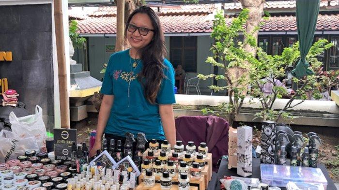 AROMATERAPI KEDELAI - Jevwalker Aromatherapy Lab menjajakan produk lilin dan parfum herbal di Solo Art Market, di Ngarsopuro Solo. (Renatta Chrisheviola Wianda Mahasiswa Fiskom UKSW Magang Tribunjateng.com)
