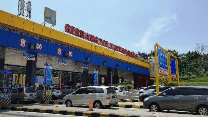 Arus kendaraan di gerbang tol Kalikangkung Kota Semarang, Selasa (25/4/2023).