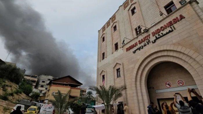 Asap mengepul menyusul serangan Israel di dekat Rumah Sakit Indonesia di Gaza utara.