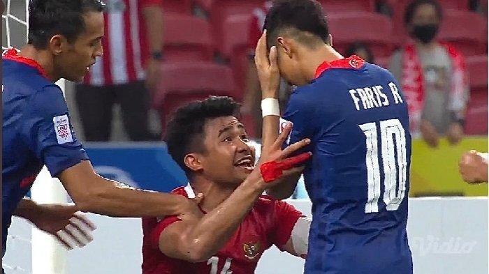 Asnawi Mangkualam menghampiri Faris Ramli yang gagal menyarangkan gol melalui tendangan penalti di laga Semifinal leg 2 Piala AFF 2020 antara Indonesia vs Singapura, Sabtu (25/12/2021).