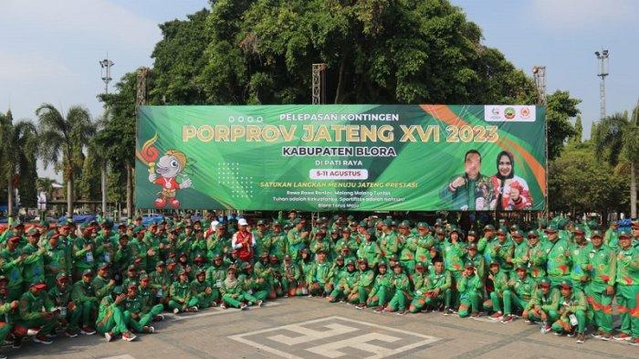 Bupati Blora Arief Rohman melepas kontingen Kabupaten Blora yang akan bertanding di Pekan Olahraga Provinsi (Porprov) Jawa Tengah XVI Tahun 2023 di Alun-alun Blora, Kamis (3/8/2023).