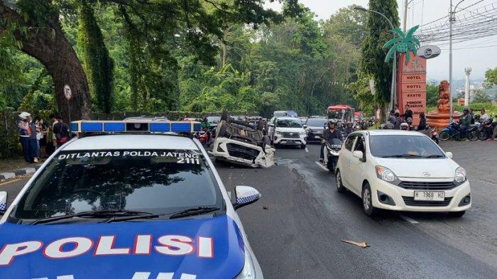 FOTO-FOTO Kecelakaan Avanza Terbalik di Tanjakan Gombel Semarang, Ini ...