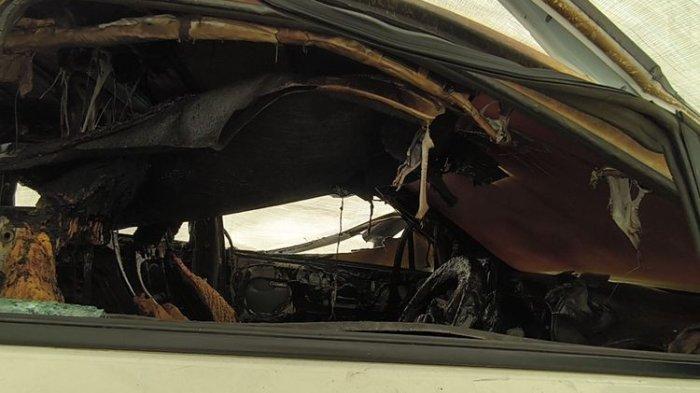 MOBIL MELEDAK: Kondisi mobil Avanza yang meledak hingga menewaskan lansia di Tangsel. (KOMPAS.COM/ INTAN AFRIDA RAFNI)
