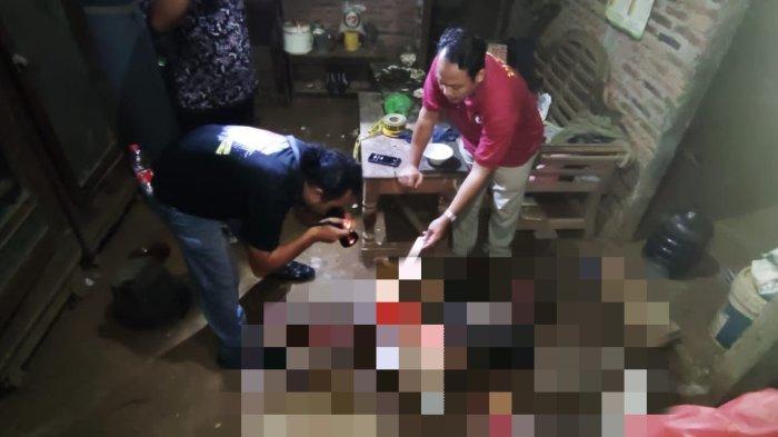 Polisi saat olah tempat kejadian perkara ayah hajar anak hingga tewas karena membela anak lainnya yang diancam korban di Tambangan, Mijen, Kota Semarang, Senin (1/1/2024).