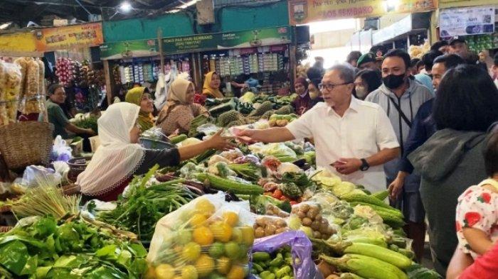BAGI-BAGI UANG - Menteri Perdagangan, Zulkifli Hasan memberikan uang tunai kepada pedagang dan juga berbelanja kebutuhan pokok di Pasar Bandarjo, Ungaran Barat, Kabupaten Semarang, Jawa Tengah, Jumat (30/6/2023). Kunjungannya tersebut juga mengecek harga terkini bahan pokok masyarakat.
